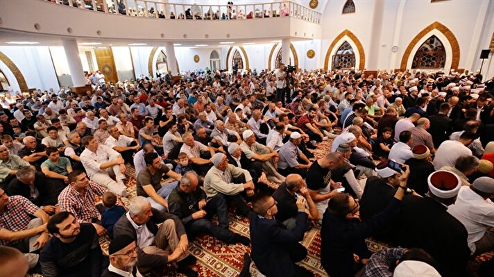 Başkentteki İstiklal Camisi'nde düzenlenen merkezi etkinliğe katılan yüzlerce Müslüman, akşam namazının ardından hicri yeni yılın başlaması dolayısıyla dualar etti, Kur'an-ı Kerim okudu.

