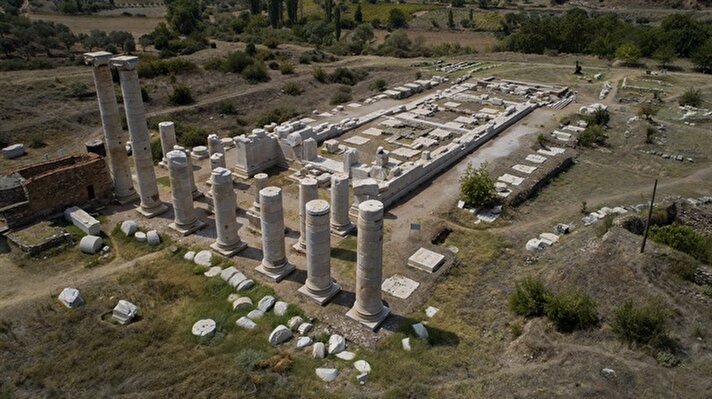 Manisa'nın Salihli ilçesinde bulunan ve şehircilik tarihi M.Ö 1200'lü yıllara dayanan Sardes Antik Kenti, farklı medeniyetlerden ayakta kalmış yapıların da bulunduğu çok sayıda eseri bünyesinde barındırıyor. 

