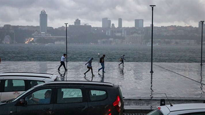 İstanbul Boğazı'na sağanak yağmur sonrası çamur aktı. 