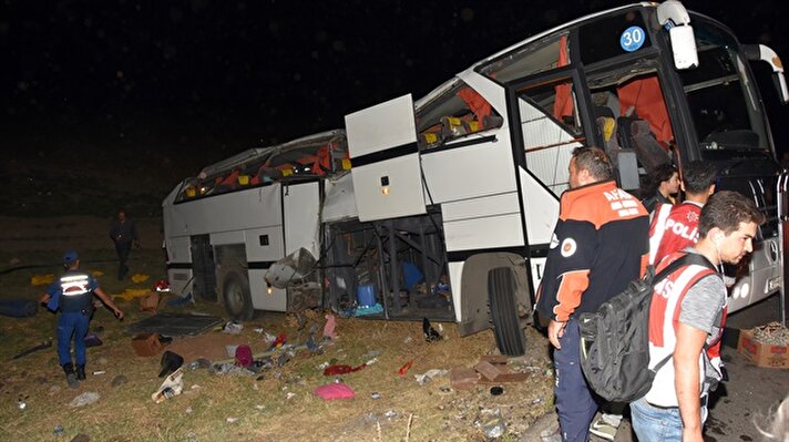 Kaza, Aksaray - Ankara Karayolunun 50'inci kilometresinde meydana geldi. Edinilen bilgiye göre, İstanbul'dan Hatay'a giden, suç işleyen ve Suriye'ye sınır dışı edilecek mültecileri taşıyan, içerisinde 17'si polis 41 kişi bulunan D.D.E. (29) idaresindeki 34 RHK 91 plakalı yolcu otobüsü Aksaray'a 50 kilometre kala sürücünün direksiyon hakimiyetini kaybetmesi sonucu şarampole devrildi. 