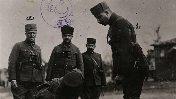 Hattın değil sathın müdafaa edildiği Sakarya Meydan Muharebesi'nin zaferle sonuçlandırılmasının 97'nci yılında, tarihi zafere ilişkin Genelkurmay Başkanlığı arşivlerindeki az bilinen fotoğraflar gün yüzüne çıkarıldı. Mustafa Kemal Atatürk'ün Mürettep Kolordu Gözetleme yerinde Dua Tepe Muharebelerini takip ederken çekilen fotoğrafı da yer aldı.  
