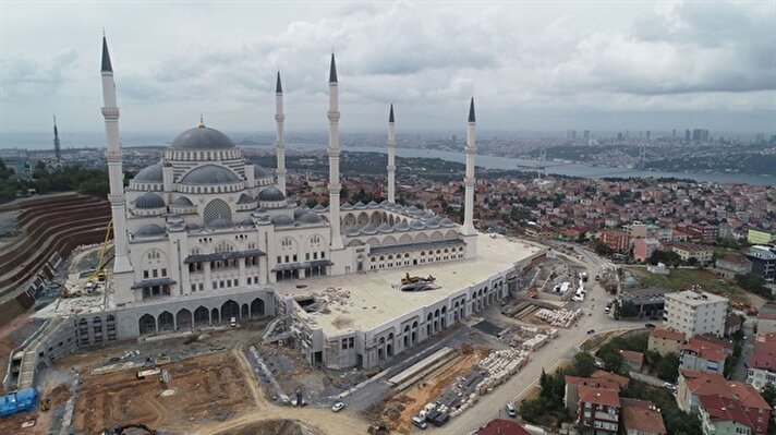 Yapımına başlandığından bu yana yaklaşık 61 aydır inşaatı devam edilen Çamlıca Camii inşaatında artık sona geliniyor. Çalışmaların büyük bir hızla sürdüğü camide büyük bölümü el işçiliği olan süslemeler tamamlandı. 