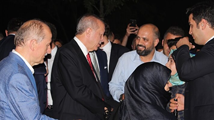 Başkan Recep Tayyip Erdoğan, Zeytinburnu sahilinde piknik yapan vatandaşlarla bir araya gelerek, yaklaşık 45 dakika sohbet etti.
