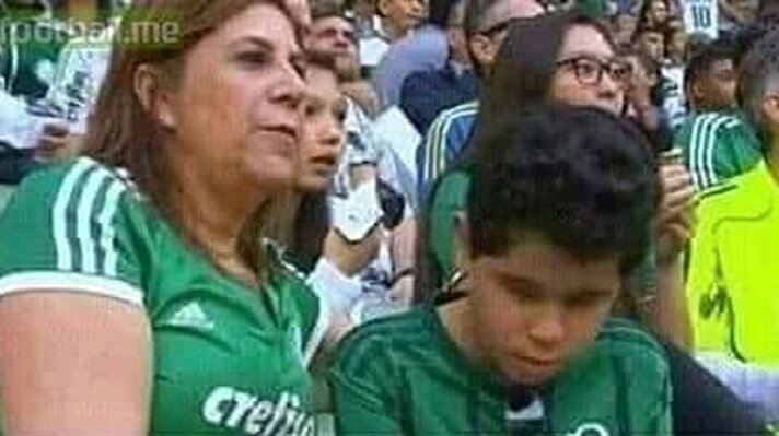 بالصور: في مشهد مؤثر.. أم تصطحب ابنها الكفيف للملعب وتصف له المباريات في البرازيل