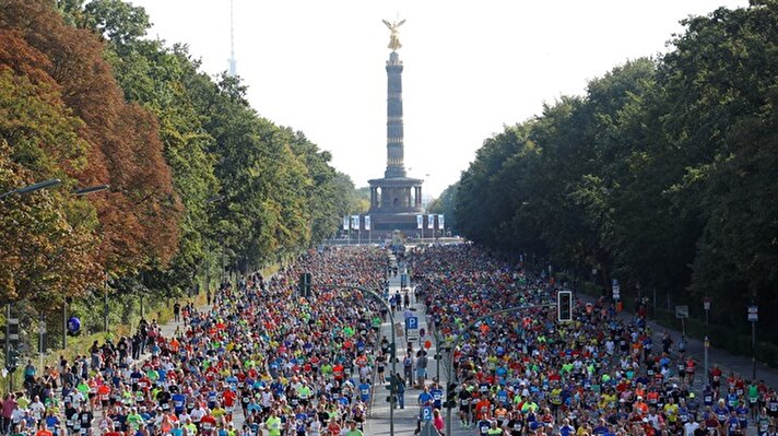 General view of the start of the Berlin Marathon.

