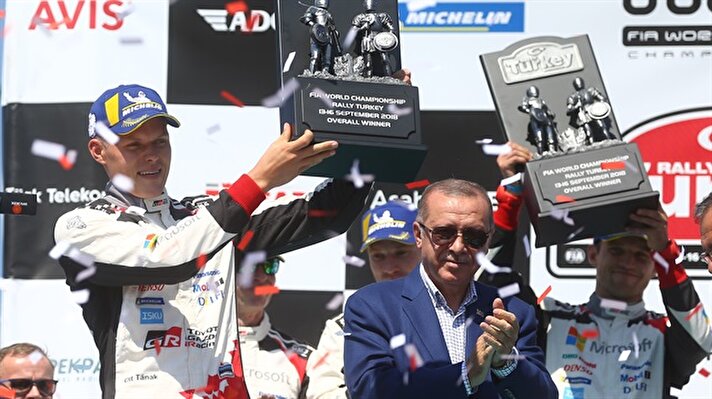 Dünya Ralli Şampiyonası'nın (WRC) 10. ayağı Türkiye Rallisi'ni Toyota Gazoo Racing takımından Estonyalı Ott Tanak ve yardımcı pilotu Martin Jarveoja kazandı. Tanak, birincilik kupasını Türkiye Cumhurbaşkanı Recep Tayyip Erdoğan'ın (sağda) elinden aldı.(AA)