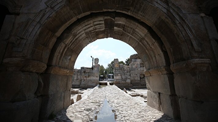 İznik'teki tarihi surların İstanbul Kapı bölümünde geçen yıl başlatılan kazı ve restorasyon çalışmaları sürüyor.  