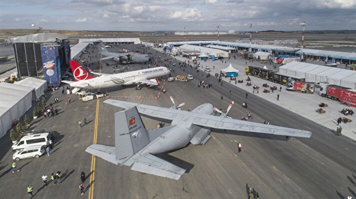 İstanbul Yeni Havalimanı'nda bugün başlayacak festival için hazırlıklar tamamlandı. Etkinlik alanında A400M ATLAS stratejik ulaştırma uçağı (sağda) ile Türk Hava Yoları'na ait yolcu uçağı da yer aldı. 