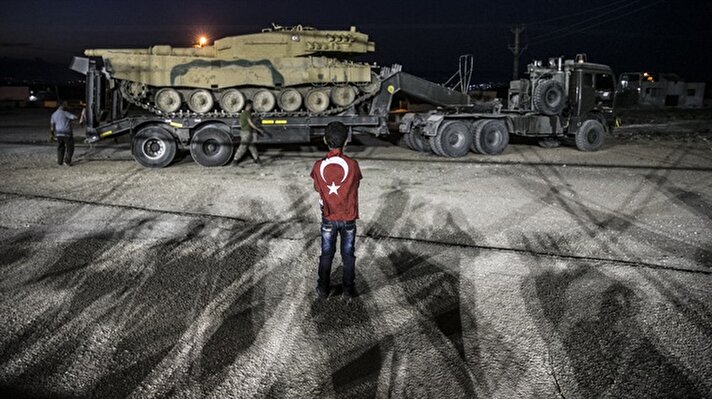 Türk Silahlı Kuvvetleri (TSK) tarafından askeri birliklere takviye olarak gönderilen komandolar ile zırhlı personel taşıyıcı (ZPT), obüs ve tanklar, Hatay'ın Reyhanlı ilçesine ulaştı.