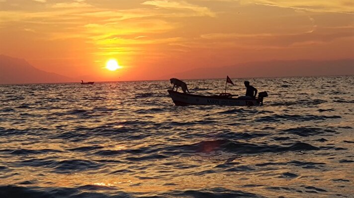 İznik Fotoğraf Derneği ve AK Parti İznik İlçe Başkanlığı'nın katkılarıyla düzenlenen "Günbatımı Şenliği" kapsımında ilçeye gelen fotoğraf tutkunları, güneşin batışını izlemek üzere İznik Gölü aile plajına akın etti.