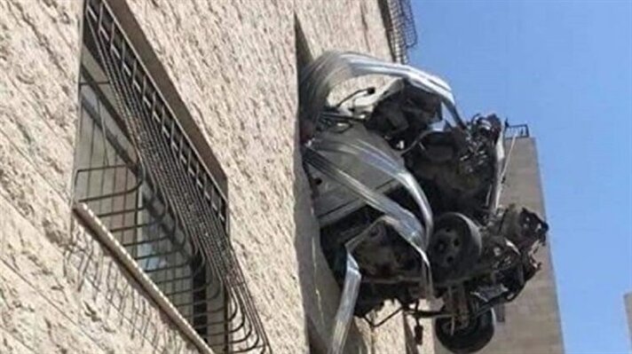 بالصور: أغرب حادث سير.. كيف وصلت السيارة إلى نافذة البناية؟