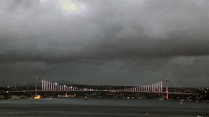 İstanbul güne gökyüzünü kaplayan kara bulutlarla uyandı.