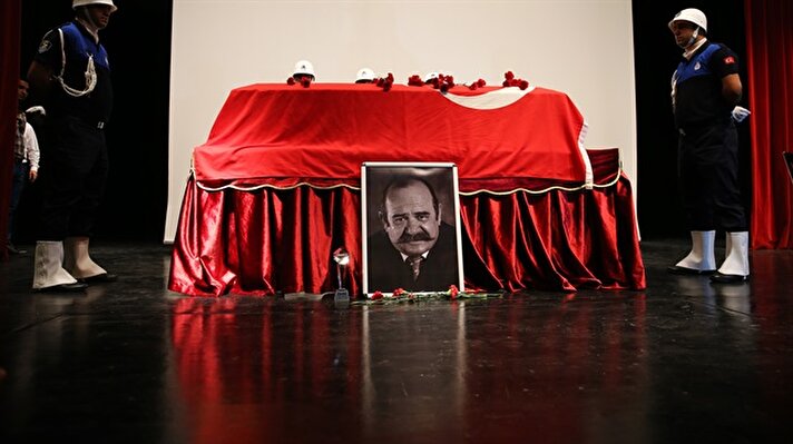 Tiyatro salonunda hazırlanan kürsüye konulan Yavru'nun Türk bayrağı örtülen tabutunun önüne gelen, aralarında Yusuf Sezgin, Nuri Alço ve Coşkun Göğen'in de bulunduğu sanatçı dostları dua etti.

