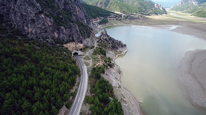 Vezirköprü ilçesi ile Sinop'un Durağan ilçesi arasından akan Kızılırmak Nehri üzerinde bulunan Altınkaya Baraj Gölü'nün son durumu görenleri hayrete düşürdü. İki ilçe arasında akan baraj suyu yaklaşık olarak 8-10 kilometre çekilince, su altında kalan zemin gün yüzüne çıktı.
