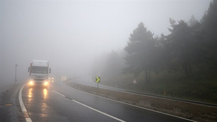Bölgede, kuvvetli yağış ve yoğun sis nedeniyle trafikte zaman zaman aksamalar yaşanıyor.

