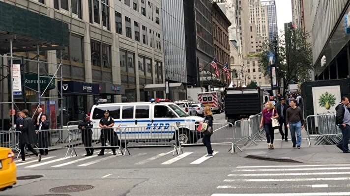 New York polisini ve gizli servisinin alarm haline geçtiği New York'ta Trump'ın kaldığı 4. Cadde üzerindeki Lotte New York Palas Oteli önünde, kum yüklü kamyonlarla güvenlik önlemleri alınması dikkat çekti. 
