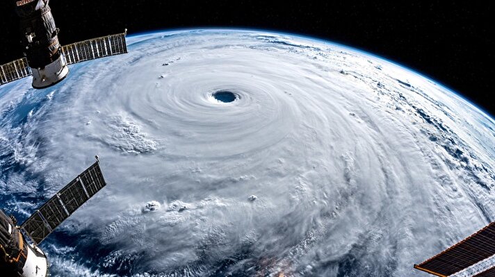 Dünya yörüngesinden çektiği bu fotoğraflarla Japonya'nın hazırlandığı kategori 5 seviyesindeki 'süper tayfun' görüntülendi. 
