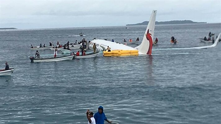 PNG'ye ait Air Niugini uçağında kaç yolcunun bulunduğu henüz bilinmiyor ancak batmak üzere olan uçağın etrafında toplanan botların, yolcuların tamamını kurtardığı açıklandı. 