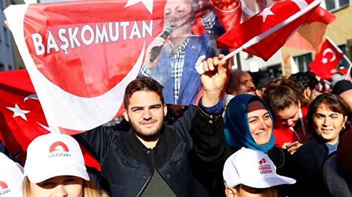 Cumhurbaşkanı Erdoğan'ı bekleyen Türk vatandaşları, ay yıldızlı bayraklarla gösteri düzenledi. 