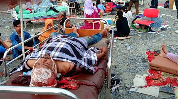 Scenes of major destruction after an earthquake and tsunami on the Indonesian island of Sulawesi killed 384 on Saturday, with many of those killed swept away by giant waves as they played on the beach.​