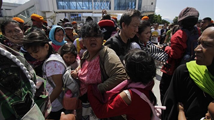 Residents queue to board a Hercules aircraft belonging to the Indonesian Air Force, as they are being evacuated after the earthquake and tsunami that hit the city, at Mutiara airport SIS Al-Jufrie, Palu, Central Sulawesi, Indonesia, on September 30, 2018.  
