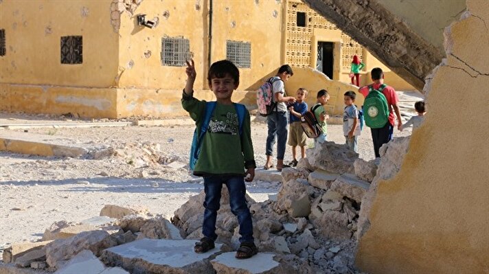  Despite Assad bombings, defiant children, teachers continue education 