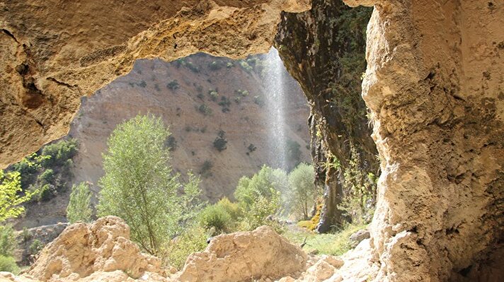  Bölge halkı, şelalelin olduğu bölgedeki tarihi kalıntılar ve mağaraların kayıp şehir diye adlandırdıkları Pergasur'a ait olduğunu öne sürdü.