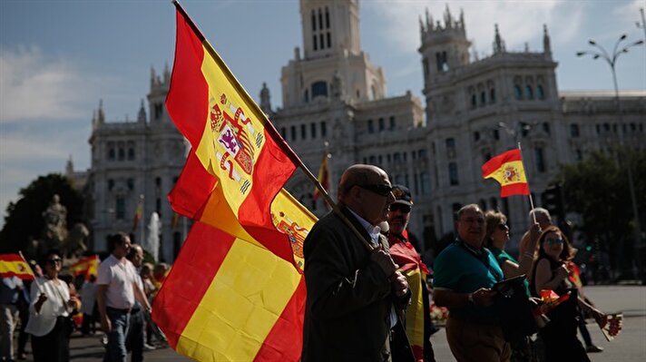 İspanya'nın başkenti Madrid'deki Colon Meydanı'nda toplanan vatandaşlar, hükümetin politikalarını eleştirerek, erken seçime gidilmesini talep etti. Ellerinde İspanya bayrakları ile slogan atan vatandaşlar, meclis binasına kadar yürüdü.
