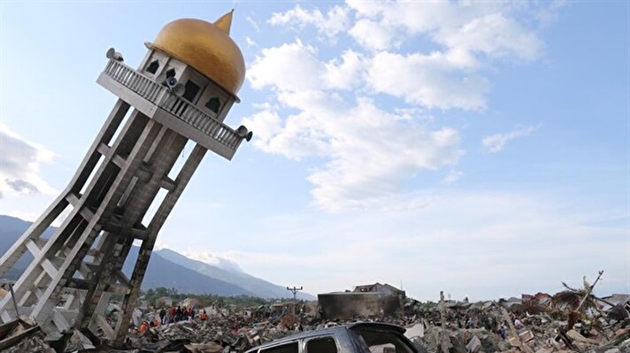 Endonezya Orta Sulawesi Askeri Komutanlığı Bilgi Başkanı Muh Thohir, 28 Eylül'de meydana gelen deprem ve tsunamide şu ana kadar bin 944 kişinin yaşamını yitirdiğini duyurdu.