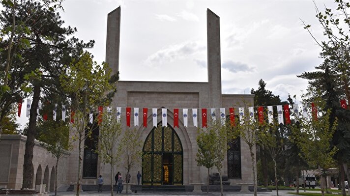 Büyükşehir Belediyesi'nin önerisiyle Asri Mezarlık girişinde yapımına 1 yıl önce başlanan camiye o dönemde Genelkurmay Başkanı olan Akar'ın adının verilip verilmesi, ailenin takdirine bırakıldı. 
