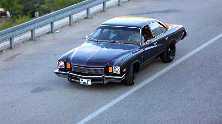 Otomobil meraklısı olan Araz, şehirde gezerken çürümeye terk  edilmiş 1975 model Buick Regal marka klasik otomobili gördü. 
