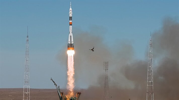 Soyuz rocket fails in mid-air, two-man U.S.-Russian crew lands safely