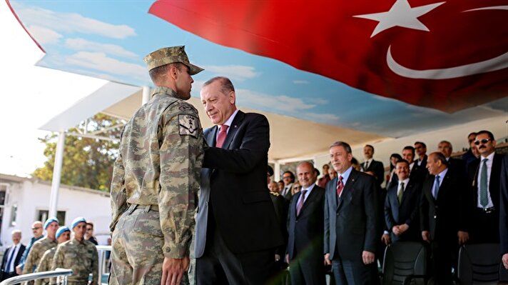 Türkiye Cumhurbaşkanı Recep Tayyip Erdoğan, 2018/8. Dönem Uzman Erbaş Komando Temel Kursiyerleri Bröve Takma Töreni'ne katılmak üzere Isparta'ya geldi. 