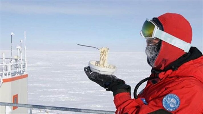 تجربة قام بها باحثان.. شاهد كيف تتجمد الأطعمة فوراً أثناء تحضيرها في القطب الجنوبي ؟