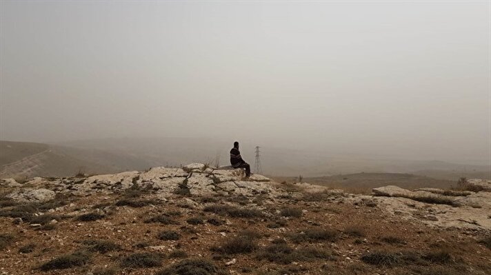 Gece saatlerinde Suriye üzerinden gelen ve bazı Güneydoğu illerinde de görülen toz bulutu kentte yaşamı olumsuz etkiledi.