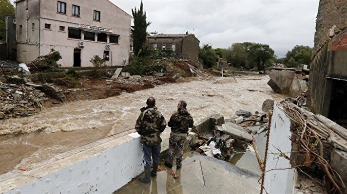 Fransa İçişleri Bakanlığından yapılan açıklamada, yağışlar nedeniyle şimdiye kadar 13 kişinin hayatını kaybettiği, 5 kişinin ağır yaralı olarak hastaneye kaldırıldığı belirtildi.  