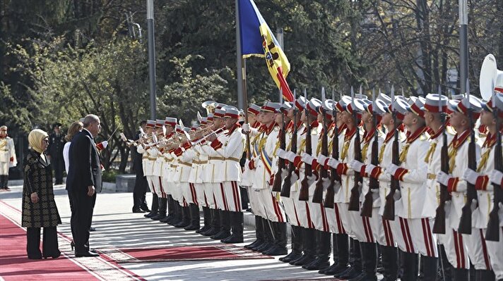 Türkiye Cumhurbaşkanı Recep Tayyip Erdoğan, Moldova Cumhurbaşkanı İgor Dodon tarafından Cumhurbaşkanlığı Sarayı'nda resmi törenle karşılandı. Karşılamada Moldova askerleri de yer aldı.

