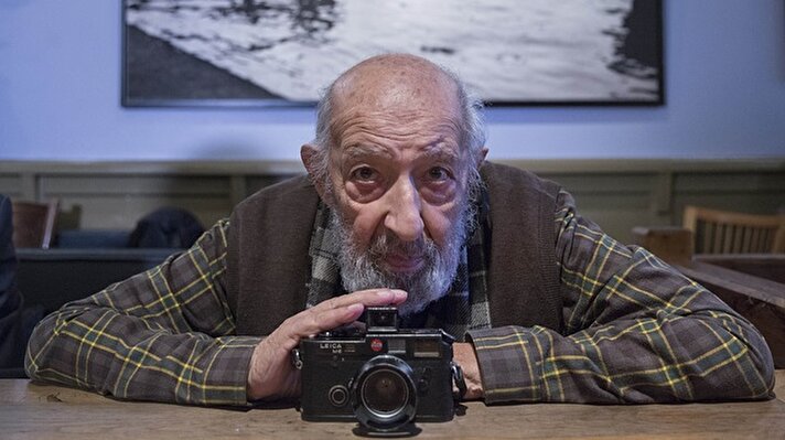 Duayen foto muhabiri Ara Güler, tedavi gördüğü hastanede 90 yaşında hayatını kaybetti. Güler, 17 Kasım 2005'te yaptığı bir röportajda görülüyor. 
