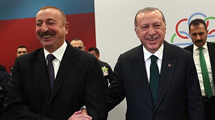 Rafineri içindeki seyir terasında incelemede bulunan Cumhurbaşkanlarına STAR Rafineri'nin Genel Müdürü Mesut İlter (solda), çalışmalar hakkında bilgi verdi. Cumhurbaşkanlarına TBMM Başkanı Binali Yıldırım (sağ 2) da eşlik etti. Cumhurbaşkanı Erdoğan, İzmir programı kapsamında Dokuz Eylül Üniversitesi'nin (DEÜ) Sabancı Kültür Merkezi'ndeki 2018-2019 Akademik Yılı açılış töreninin ardından Hava Eğitim Komutanlığı içerisindeki camide cuma namazını kıldı.