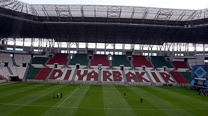 Valilik, Büyükşehir Belediyesi ve bazı kurum ile kuruluşların katkılarıyla Okçular Vakfı tarafından düzenlenen, Ziraat Diyarbakır Gençlik Festivali programında yarın, Diyarbakır Stadyumu'nda Şöhretler Karması maçı oynanacak. Geçtiğimiz Mayıs ayında Ziraat Türkiye Kupası finaline kalan Fenerbahçe-Akhisar Belediyespor'un maçına ev sahipliği yapan 33 bin kişilik Diyarbakır Stadyumu, bu kez Cumhurbaşkanı Recep Tayyip Erdoğan, siyasetçiler ve ünlülerin forma giyeceği şöhretler karması maçına sahne olacak. 