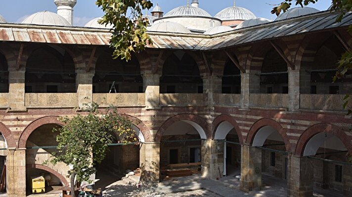 Kanuni Sultan Süleyman'ın Sadrazamı Rüstem Paşa tarafından 1554 yılında  Mimar Sinan'a yaptırılan ve Cumhuriyet döneminde de yıllarca otel olarak kullanıldıktan sonra kaderine terk edilen tarihi Kervansaray, yeniden hayat buluyor.