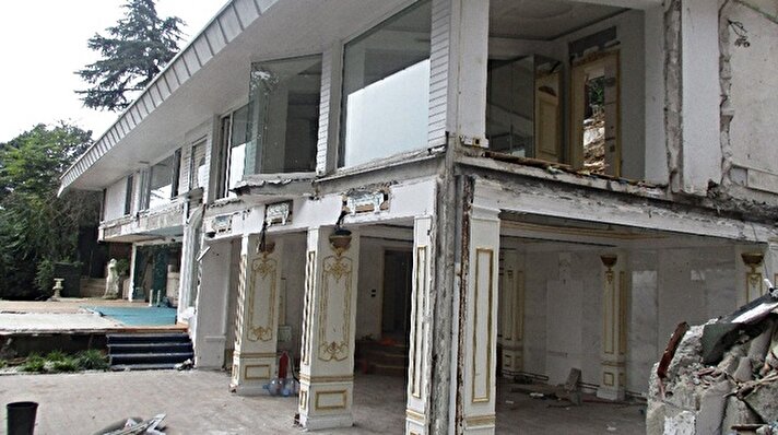 Adnan Oktar'ın tutuklanmasının ardından Kandilli'de bulunan villasının ruhsatsız olan bölümleri yıkılmıştı.