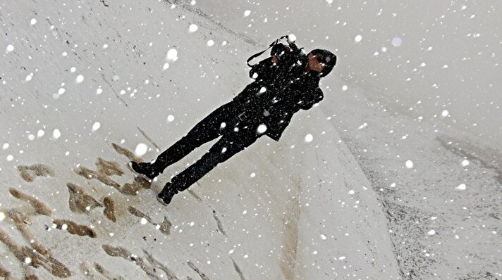 Erzurum'un yüksek kesimlerine lapa lapa kar yağdı. 
