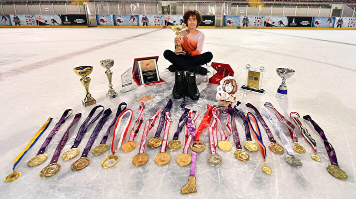 İzmir'de yetişip Uluslararası Buz Pateni Birliği'nce tescilli dünya rekorunun sahibi olan 13 yaşındaki Efe, 35'inci altın madalyasını Artistik Buz Pateni Başkent Şampiyonası'nda aldı.