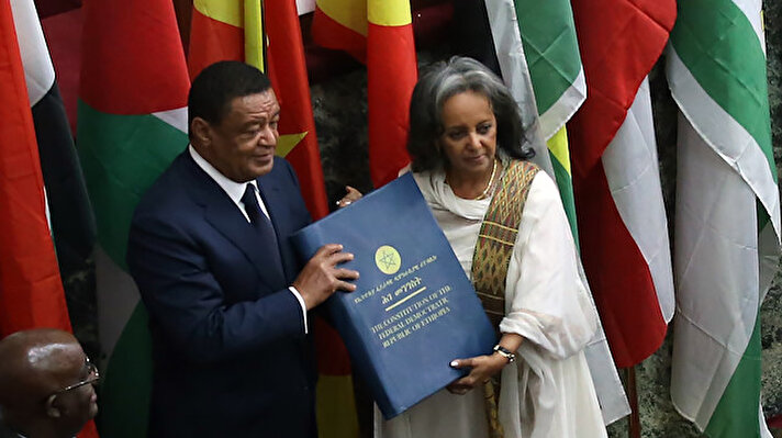 Etiyopya Federal Meclisi ve Halkların Temsilcileri Meclisi başkent Addis Ababa’da düzenlediği ortak oturumda 5 yıldır cumhurbaşkanlığı görevini yürüten Mulatu Teshome’nin istifasını kabul ederek yerine oy birliğiyle tecrübeli diplomat Sahle-Work Zewde'yi getirdi.

