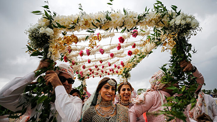 Hint geleneklerine göre yapılan düğüne Hindistan ve çeşitli ülkelerden yaklaşık 600 davetli katıldı. 4 gün 4 gece süren düğün "hoş geldiniz" partisiyle başladı.

