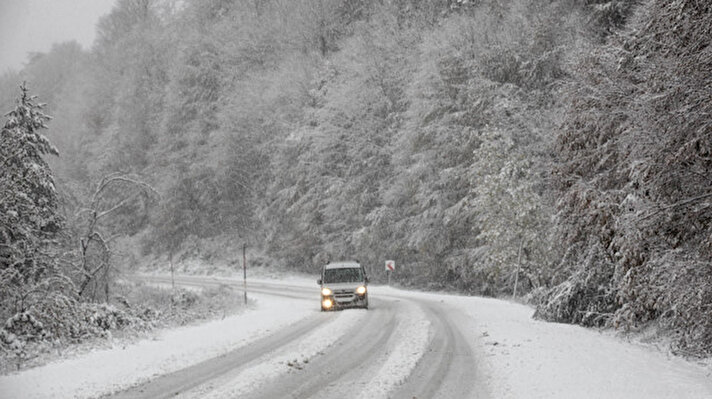  Kütahya'nın Domaniç ilçesindeki yüksek kesimlerde yoğun kar yağışı ve sis, ulaşımı olumsuz yönde etkiliyor.
