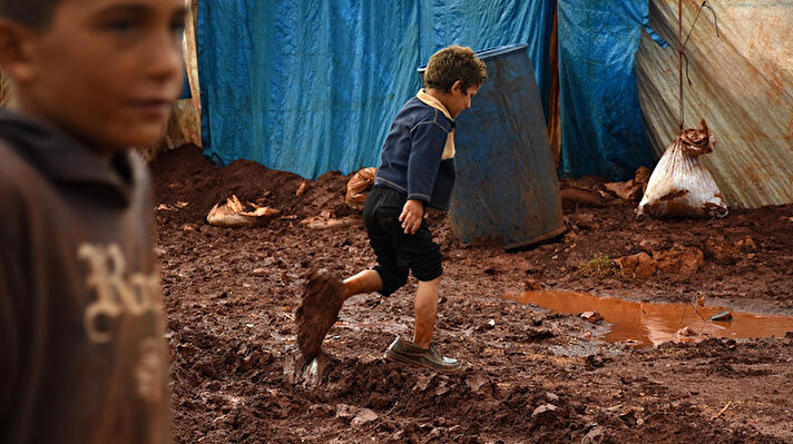 Suriye'nin kuzey batısındaki İdlib ilinde etkili olan şiddetli yağış nedeniyle bölgedeki bazı sığınmacı kampları su altında kaldı. Yaklaşık bin kişinin yaşadığı, derme çatma kurulan El İhsan Kampı'ndaki çadırlarda yaşayanlar yağış nedeniyle sıkıntı yaşıyor.
