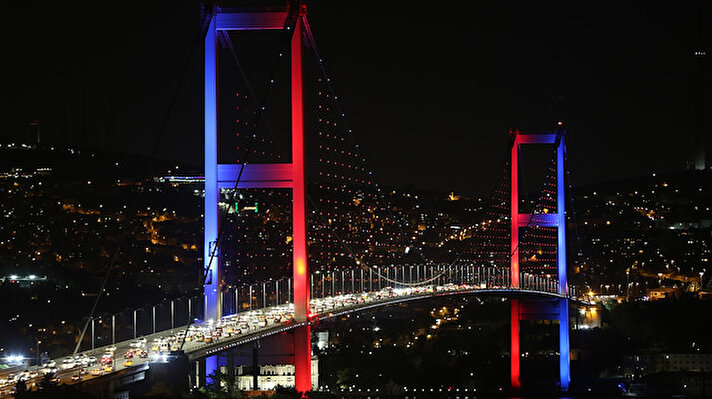 15 Temmuz Şehitler Köprüsü'ne, İstanbul'da gerçekleştirilen Suriye Zirvesi'ne katılan Türkiye, Almanya, Fransa ve Rusya'nın bayraklarının renkleri yansıtıldı. 