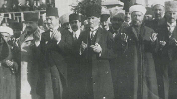 Türk milletinin tüm dünyaya iradesine pranga vurdurmayacağını 
ilan ettiği Cumhuriyet'in 95'inci yıldönümünde arşivlerindeki az bilinen Atatürk ve kutlama fotoğraflarını paylaştı. Albümde, Birinci Büyük Millet Meclisinin açılış töreni fotoğrafı da yer aldı. 